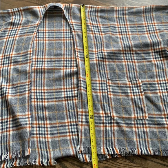 Poncho - Picture 7 of 10